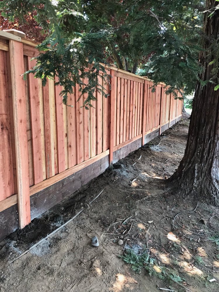 this is a picture of redwood fence in Rocklin, CA